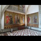 Das linke Wandgemälde zeigt den Markgrafen Friedrich den Sanftmütigen, Friedrich den Streitbaren, Friedrich den Strengen und ihre Frauen – vlnr.